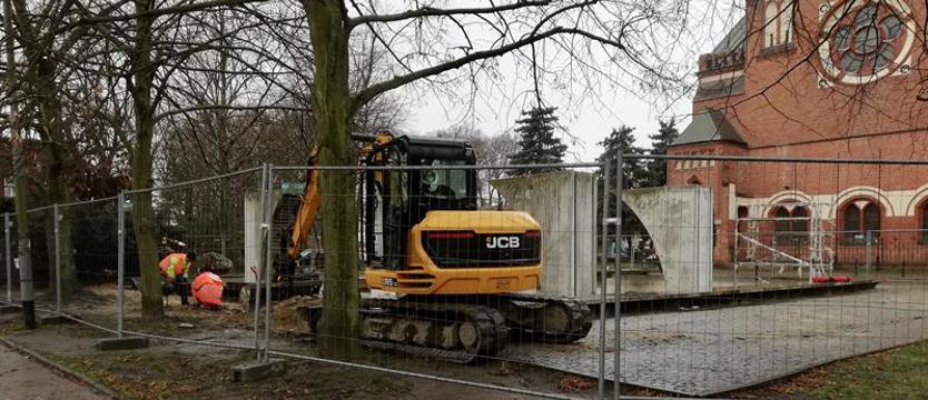 Ciężkie „gąsienice”, wykopy i niezabezpieczone drzewa