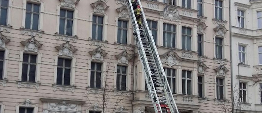 Strażacy zabezpieczyli blachę na dachu kamienicy