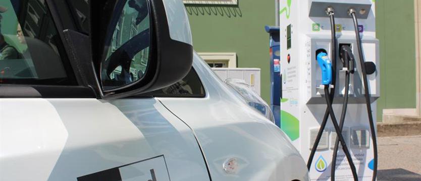 Pod napięciem. Radny pyta o stacje ładowania aut elektrycznych