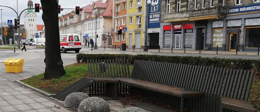 Słup, baner i „szklana pułapka”