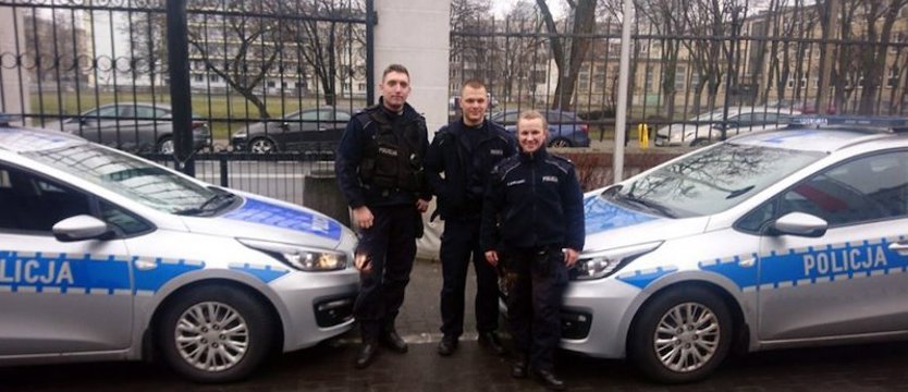 Policjanci eskortowali rodzącą kobietę do szpitala