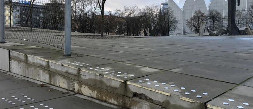 Kruszejący plac Solidarności i Przełomy