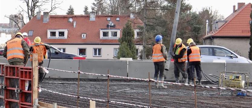 Łękno. Lanie betonu na dwie rury