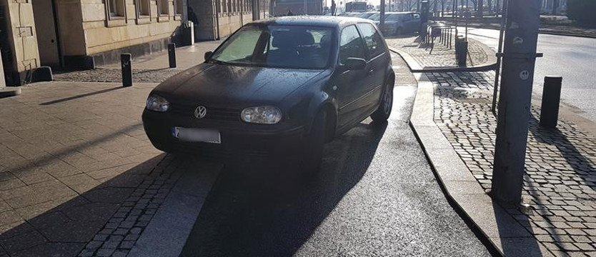 Zaparkował na ścieżce rowerowej przed sądem