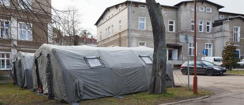 Namioty przed szpitalem przy Arkońskiej. Ćwiczyli przed koronawirusem