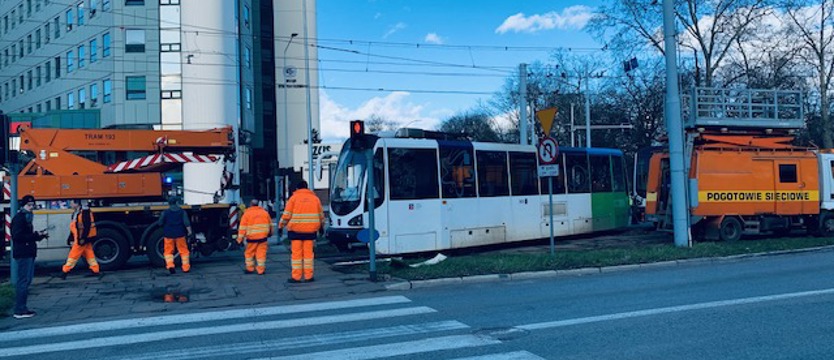 Tramwaj wypadł z szyn przy wjeździe na pl. Rodła