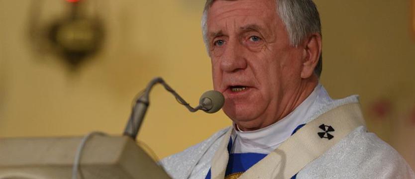 „Nie lękajcie się wody święconej” – nieodpowiedzialne słowo pasterskie arcybiskupa Dzięgi?