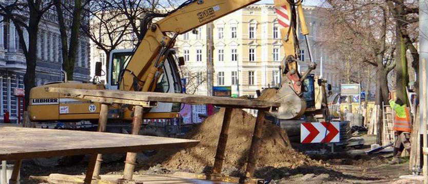 Wymiana torów na ul. Piłsudskiego do połowy maja