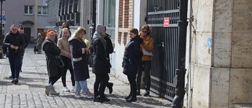 Chcą wymieniać hrywny. Kolejki od świtu przed PKO BP w Szczecinie
