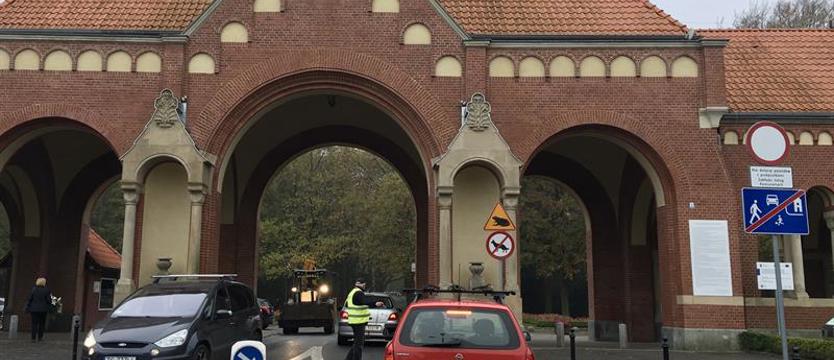 Słony wjazd za cmentarną bramę