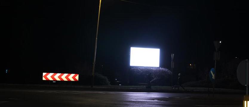 Oślepia kierowców, nie daje spać!