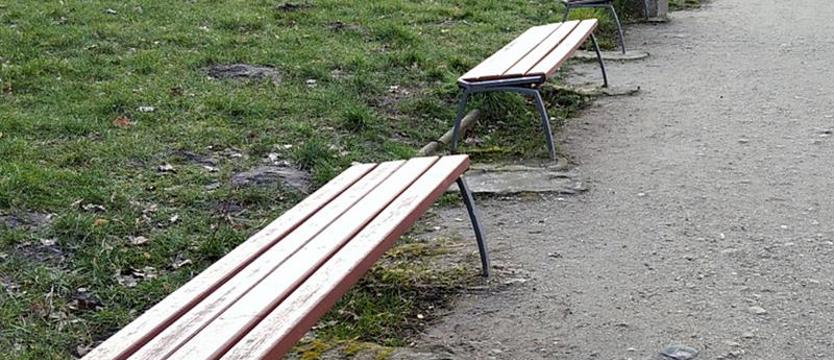 Ławki w rejonie szczecińskiego amfiteatru w (nie)komplecie