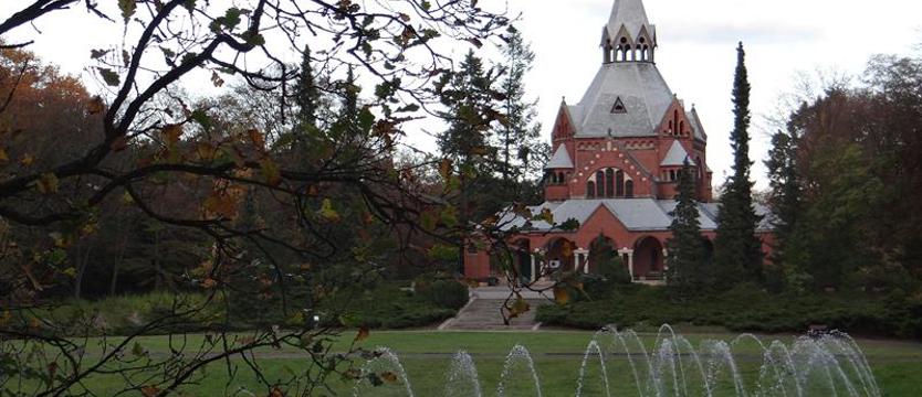 Cmentarne kaplice zamknięte. Pożegnanie wyłącznie nad mogiłą