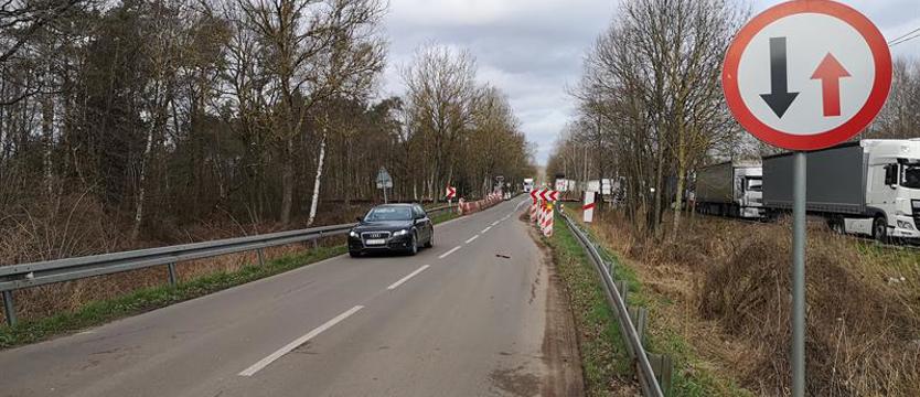 Zapadnięta droga czeka na remont