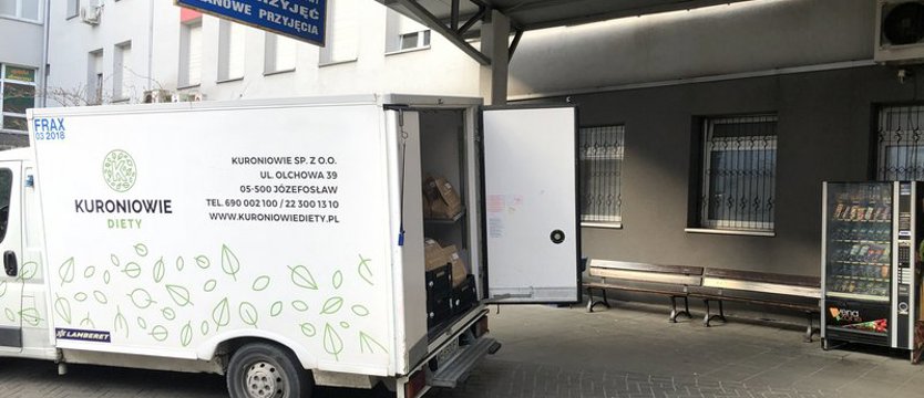 Płynie pomoc dla personelu medycznego. Posiłki docierają z różnych stron