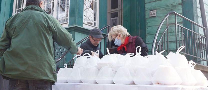 Sto obiadów dziennie również w weekend! Sorrento z pomocą dla seniorów