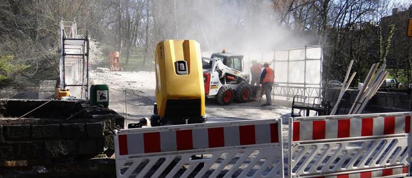 Renowacja mostku miłości nabiera tempa