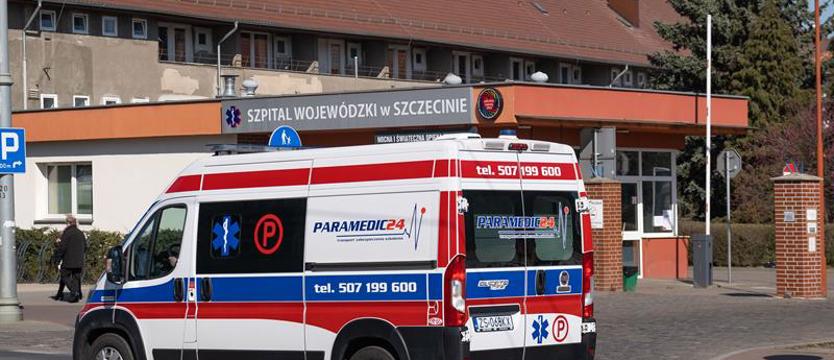 Wyleczony z koronawirusa. Pacjent z oddziału zakaźnego przy ul. Arkońskiej wraca do domu