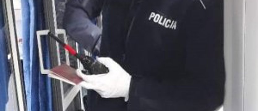 Kaszlał na kobietę i mówił, że ma koronawirusa. Stanie przed sądem