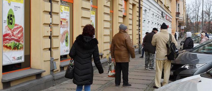 Nowe obostrzenia w handlu. Złe emocje pod sklepami