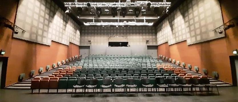 Puste widownie w teatrach, a świętowanie tylko wirtualne