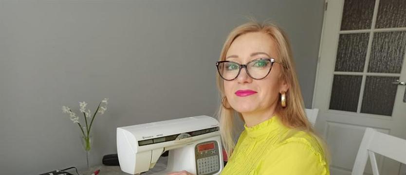 Projektantka pomaga sobie i innym