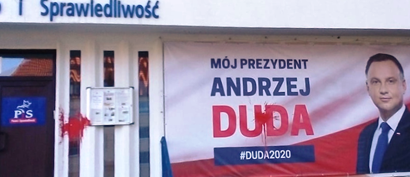 Biuro poselskie PiS ochlapane farbą