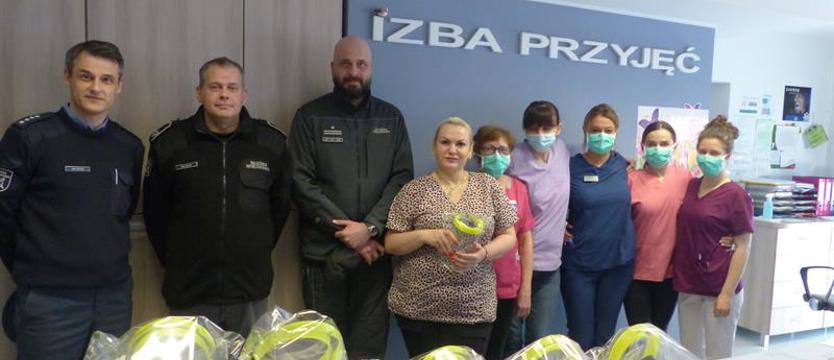 Pomoc z więzienia. Robią przyłbice
