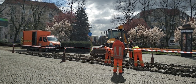 Prace torowe na placu Grunwaldzkim w Szczecinie. Trwa wymiana szyn