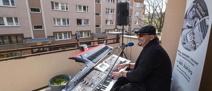 Koncert na balkonie. Pan Ireneusz rozweselił mieszkańców