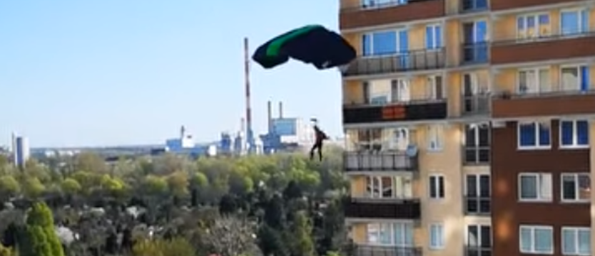 Skoczyli ze spadochronem z 20 piętra bloku