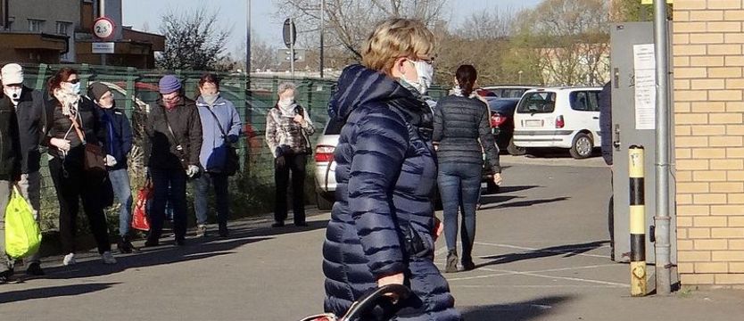 Korzystając z miejsc publicznych nadal trzeba zachować dystans