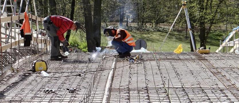 Zabytkowy mostek nad Rusałką w remoncie