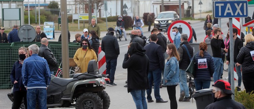 Przygraniczny „spacer”. „Premierze! Wpuść nas z powrotem!”