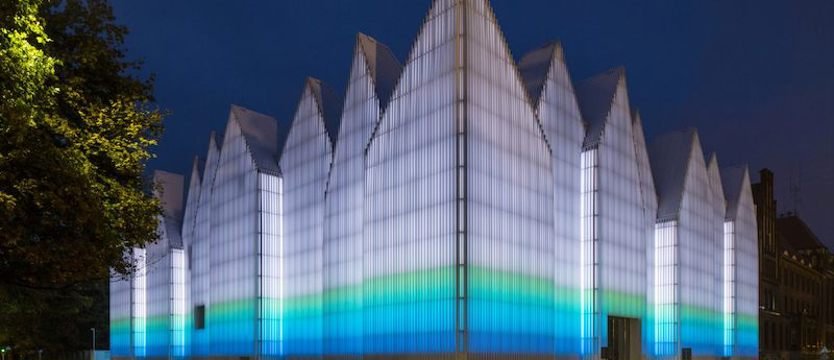 Filharmonia w barwach Floating Garden z okazji rocznicy. W niedzielę po zachodzie słońca