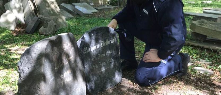 Policjanci zabezpieczyli 145-letni nagrobek syna znanego szczecinianina