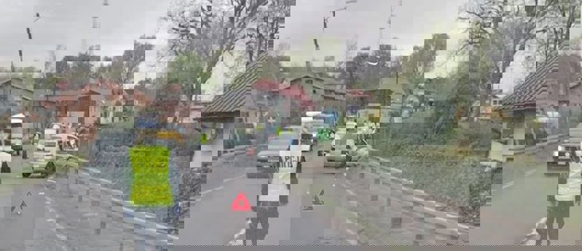 Samochód wjechał w barierkę. Poważnie ranna pasażerka