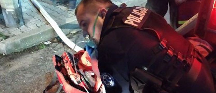 Policjanci uratowali kobietę z płonącego mieszkania w Stargardzie