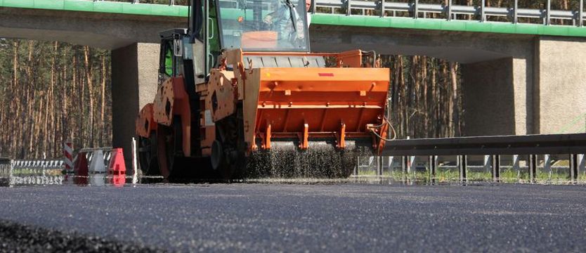 Na przebudowywanej A6 jest już warstwa ścieralna