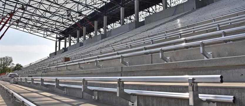 Piłka nożna. Zmieniona kolorostyka zadaszenia stadionu [GALERIA]