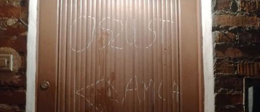 Zniszczyli drzwi domu sołtysa, bo nie chciał podać adresu zakażonego koronawirusem