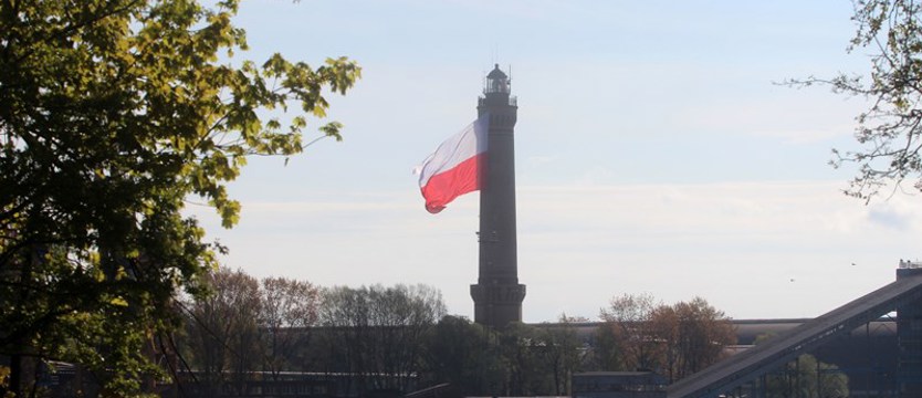Gigantyczna flaga już na latarni!