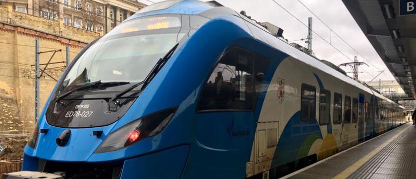 Bilet miesięczny za złotówkę na pociągi POLREGIO też dla opiekunów medycznych