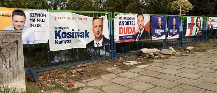 Uliczna galeria kandydackiego plakatu