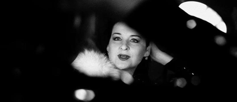 W plenerze i z akordeonistą. Adamska uchyla rąbka tajemnicy