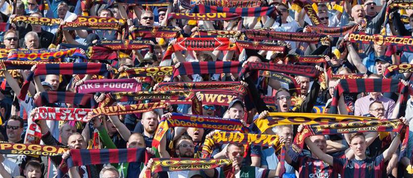 Piłka nożna. Stadion zapełniony do ostatniego miejsca