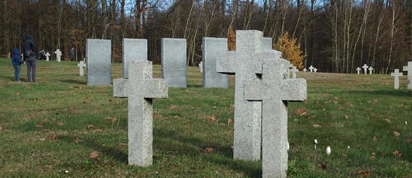 Pochowają żołnierzy i cywilów. Uroczystość w Glinnej