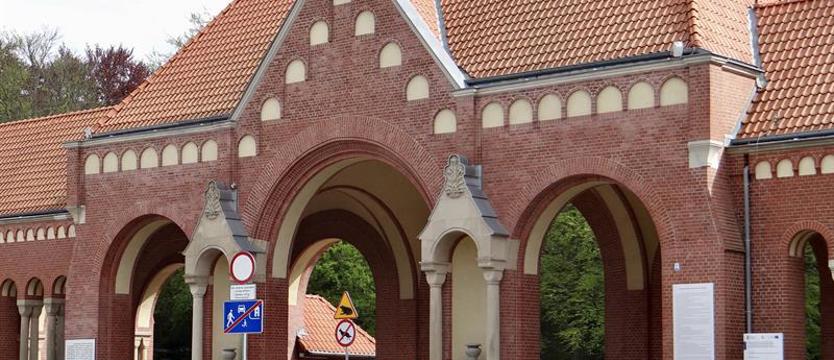 Dach bramy głównej Cmentarza Centralnego do remontu