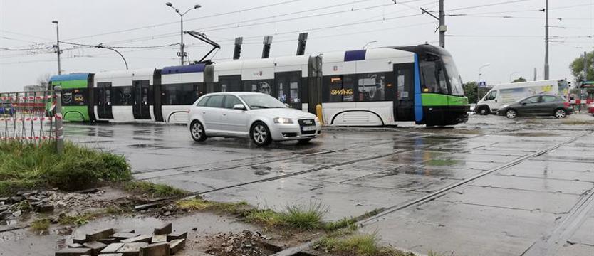 Rozbiórka starych torów i zwijanie trakcji