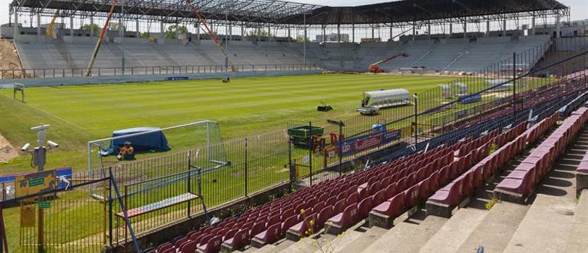 Piłka nożna. Stadiony częściowo otwarte